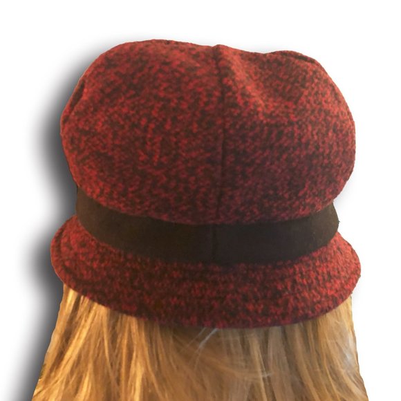 Bell / Cloche women's winter hat in red and black with black band & black flower - Picture 4 of 6